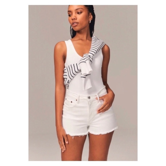 NWT ABERCROME & FITCH Curve Love White High Rise Cutoff Denim Mom Shorts Size 24 - Picture 3 of 6